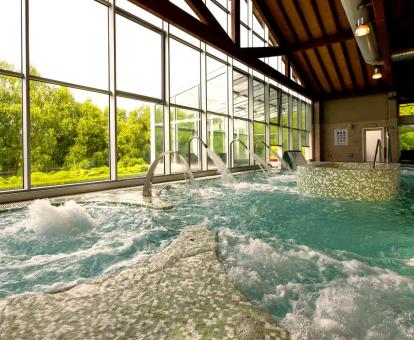 Foto de la piscina de hidroterapia del centro de bienestar con vistas al exterior.