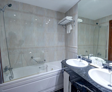 Foto del baño con bañera de hidromasaje de una de las habitaciones del Hotel Villareal Palace de Castellón