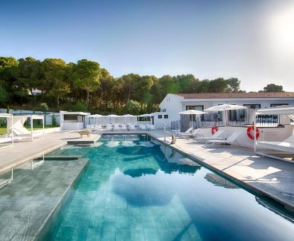 Fabulosa piscina al aire libre con vistas a la vegetación y mobiliario de este hotel solo para adultos.