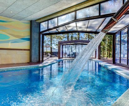 Hermosa piscina cubierta con vistas al exterior del centro de bienestar de este hotel solo para adultos.
