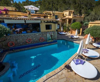 Foto de la piscina al aire libre del hotel con tumboras redondas.
