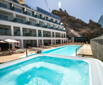 Agradable terraza solarium con piscina y jacuzzi al aire libre de este hotel solo para adultos.
