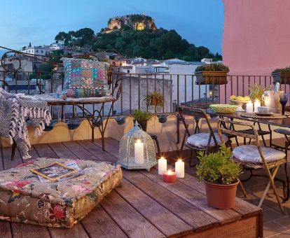 Hermosa terraza con mobiliario y vistas de este hotel solo para adultos.