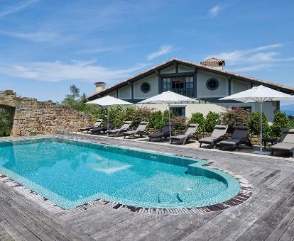 Edificio de este hotel solo para adultos en un bello entorno ideal para descansar, con piscina al aire libre.