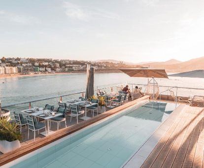 Hermosa terraza solarium con piscina y vistas al mar de este hotel solo para adultos.