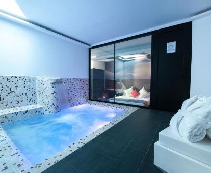 Hermosa habitación con piscina privada de este hotel solo para adultos.