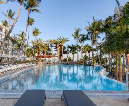 Foto de una de las piscinas al aire libre disponibles todo el año de este hotel.
