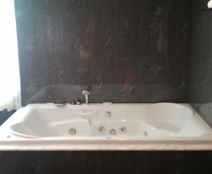 bañera de hidromasaje suite hotel Lozano