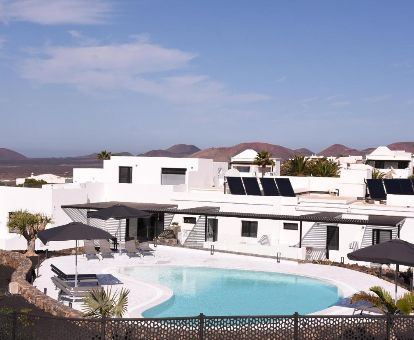 Edificio de este acogedor hotel ideal para descansar con piscina y terraza solarium.