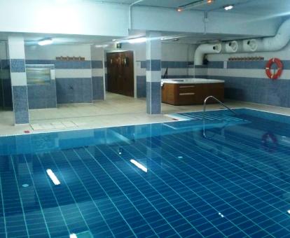 Fotos de la piscina cubierta climatizada disponible todo el año de este alojamiento.