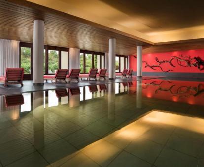 Foto de la piscina cubierta disponible todo el año de este fabuloso hotel.