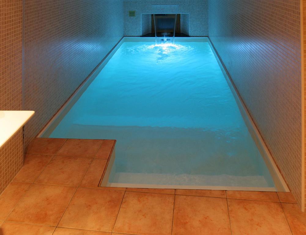 Foto de la piscina que se encuentra junto a la cama en la Suite del Mas la Casassa donde tienes todo tipo de habitaciones con jacuzzi o con piscina privada.