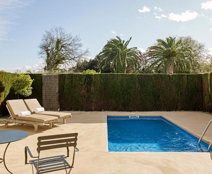 Foto de la piscina privada de gran tamaño que podemos disfrutar en la terraza con tumbonas de la Suite con piscina privada de Mas de Torrent.