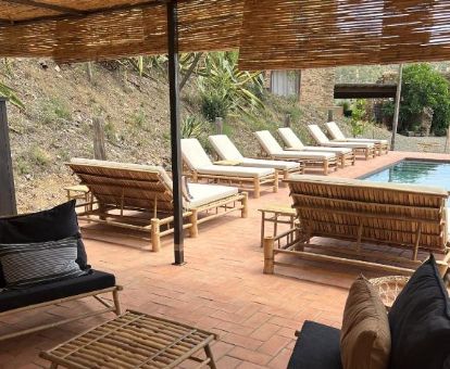 Agradable terraza con piscina y solarium de este hotel rural solo para adultos.