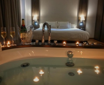 Foto de l ahabitación con bañera de hidromasaje  a los pies de la cama en el Hotel solo para adultos de Nerja