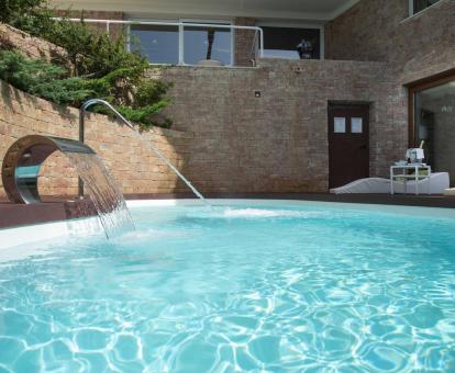 Foto de la piscina al aire libre con chorros de hidroterapia.