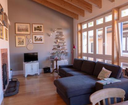 Foto de la sala de estar con televisión y chimenea de esta coqueta casa independiente.