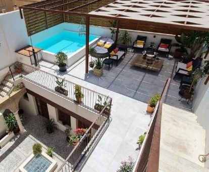 Terraza con mobiliario y piscina de este coqueto hotel solo para adultos.