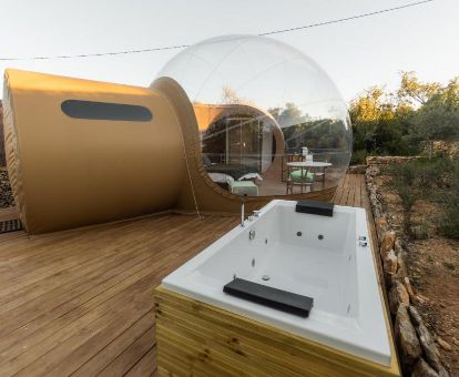 Habitación burbuja con jacuzzi privado al aire libre de este establecimiento solo para adultos.