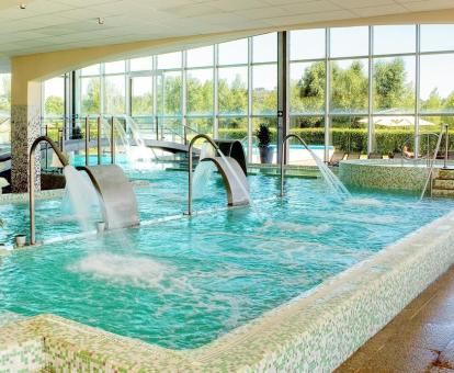 Foto de la piscina con hidroterapia y vistas al exterior del spa.