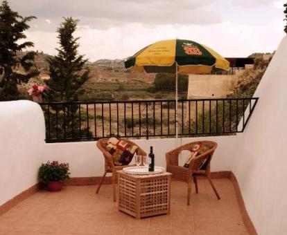 Foto de la acogedora terraza con comedor exterior de la casa.