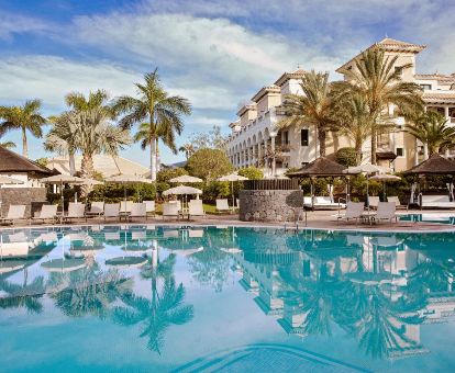 Espectaculares exteriores con piscina y solarium de este hotel solo para adultos.