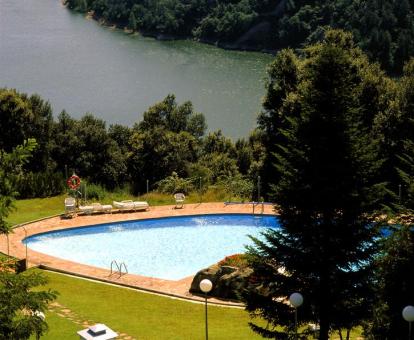 Foto de la piscina al aire libre con preciosas vistas a la naturaleza.