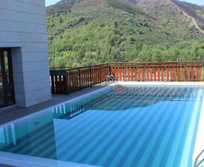 Foto de una de las piscinas de este parador con bonitas vistas a la naturaleza.