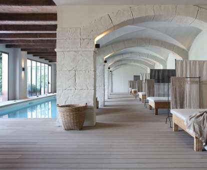 Foto de las instalaciones del spa con vistas a los jardines del hotel.