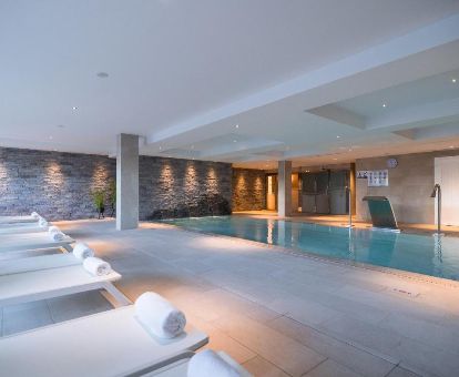 Moderno espacio de bienestar con piscina de hidroterapia de este hotel ideal para parejas.
