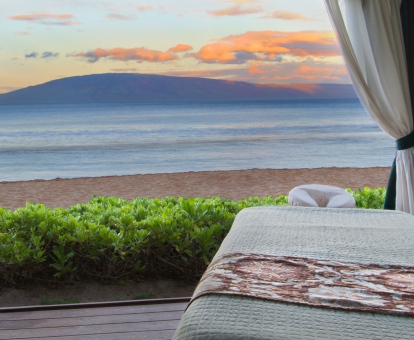 Foto de la sala de masajes de exterior con vistas a la playa.