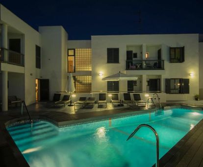Hotel solo para adultos con terraza, solarium y piscina al aire libre.