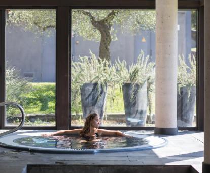 Foto del jacuzzi del spa con impresionantes vistas a la naturaleza del hotel.