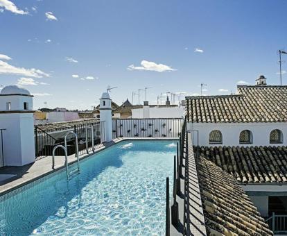 Foto de la piscina al aire libre disponible todo el año de este acogedor hotel.