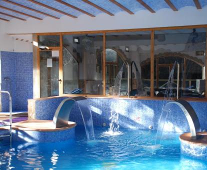 Foto de la piscina con chorros del spa del hotel.