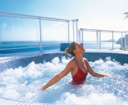 Foto de la bañera de hidromasajes al aire libre y con vistas al mar del hotel.