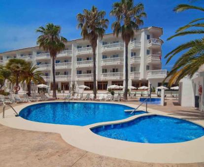 Foto de las piscinas al aire libre disponibles todo el año de este hotel con vistas a la playa.