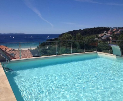 Foto de la piscina exterior con chorros de hidroterapia y vistas al mar.
