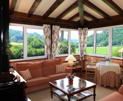 Salón compartido con hermosas vistas a la naturaleza en este hotel solo para adultos.