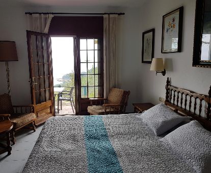 Acogedora habitación de estilo tradicional con balcón y vistas al paisaje en este hotel solo para adultos.