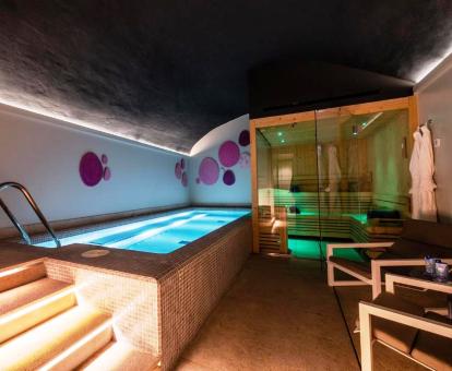 Foto de la piscina cubierta climatizada abierta todo el año del spa del hotel.