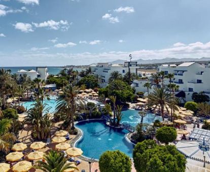 Amplia zona exterior con piscinas, vegetación y terrazas de este fabuloso hotel romántico junto al mar.