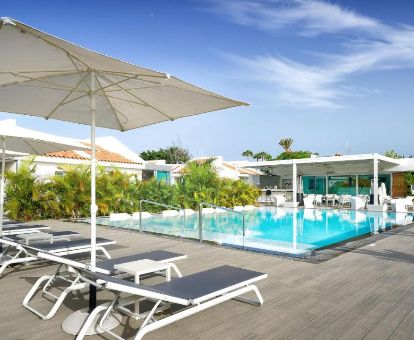 Amplia terraza solarium con piscina de este hotel solo para adultos.