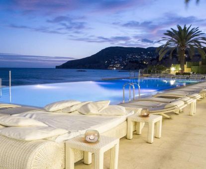 Maravillosa terraza solarium con piscina y vistas al mar de este hotel romántico.