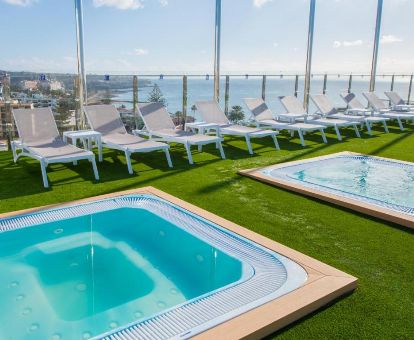 Terraza solarium con jacuzzis exteriores y fabulosas vistas de este hotel solo para adultos.