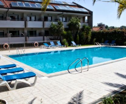Edificio de este hotel solo para adultos con amplia piscina al aire libre.