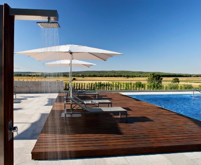 Foto de la terraza y la piscina exterior