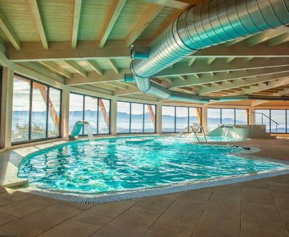 Fabulosa piscina de hidroterapia con vistas del centro de bienestar del hotel.