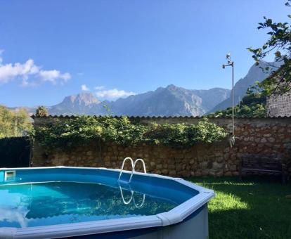 Foto del jardín y la piscina privada con bonitas vistas a las montañas de esta coqueta casa.