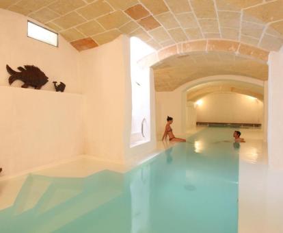 Foto de la piscina interior climatizada abierta todo el año del spa del hotel.
